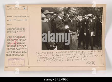 First Aerial mail Service tra New York e Washington, DC, il 15 maggio 1918. In questa foto, la lettera del presidente Wilson al governatore Whitman di New York sta per essere gettata nella busta della posta. Il maggiore R. H. Pleet pilotò il primo aereo regolare per posta aerea, completando il viaggio da Filadelfia a Washington in un'ora e cinquantacinque minuti. Foto rilasciata il 18 maggio 1918 e scattata dal tenente E.M. deBerri. Foto Stock