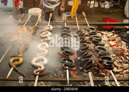 Anguille allo spiedo, ricetta tipica della Sardegna, Campidano, Sardegna, Italia, Europa Foto Stock