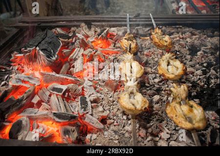 Seppie e anguille allo spiedo, ricetta tipica della Sardegna, Campidano, Sardegna, Italia, Europa Foto Stock