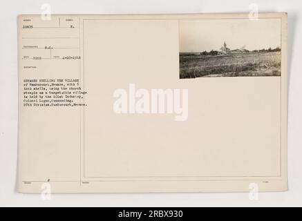 I tedeschi bombardano il villaggio di Rambucourt, Francia con proiettili da 6 pollici. Stanno prendendo di mira specificamente il campanile della chiesa. Il villaggio è sotto il controllo del 101st Infantry, guidato dal colonnello Logan, come parte della 26th Division. Questa foto è stata scattata il 20 aprile 1918. Foto Stock