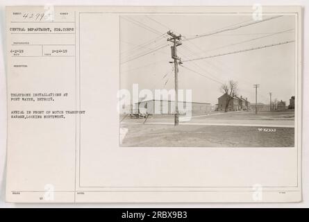 Fotografia aerea scattata il 24 febbraio 1919, che mostra installazioni telefoniche a Fort Wayne a Detroit. L'immagine cattura una vista aerea di un garage per il trasporto di automobili, rivolto verso nord-ovest. La foto è stata scattata dal fotografo del Signal Corps per il Dipartimento centrale. L'immagine viene catalogata con il numero di riferimento SURRECT 42995. Foto Stock