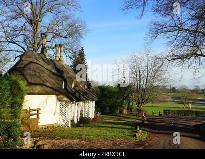 Cottage con tetto in paglia affacciato sul parco dell'Old Warden Foto Stock