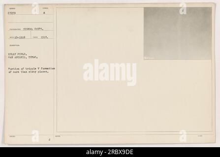 Una fotografia scattata nel 1918 a Kelly Field, San Antonio, Texas, che mostra una porzione di una formazione tripla V di più di sessanta aerei. La foto è numerata 27939 ed è stata scattata da un fotografo del Signal Corps. È descritto come un simbolo delle attività militari americane durante la prima guerra mondiale. Foto Stock