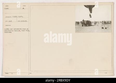 Un cinepresa discende da una mongolfiera di osservazione a Fort Sill, Oklahoma, il 3 ottobre 1918. Questa fotografia, numerata 27985 e scattata dal Signal Corps, raffigura un momento durante le attività militari nella prima guerra mondiale Foto Stock