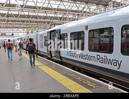 Treno della South Western Railway TOC, alla stazione di Waterloo, Londra, Inghilterra, Regno Unito, SE1 8SW Foto Stock