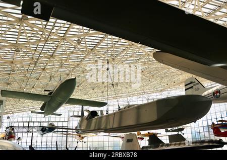 USAF AGM-86B missile subsonico da crociera lanciato dall'aria e V-1 Flying Bomb nella Great Gallery del Museum of Flight Tukwila Seattle Washington State USA Foto Stock