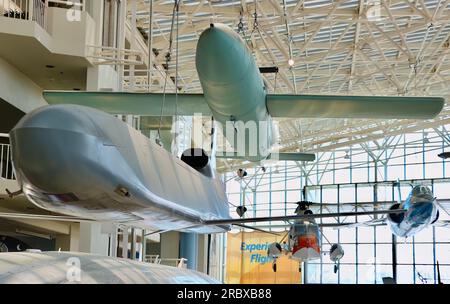 USAF AGM-86B missile subsonico da crociera lanciato dall'aria e V-1 Flying Bomb nella Great Gallery del Museum of Flight Tukwila Seattle Washington State USA Foto Stock