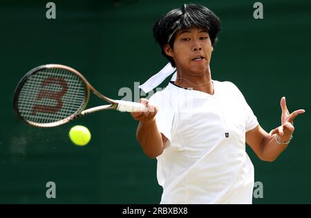 Yi Zhou in azione contro Henry Jefferson (non nella foto) il giorno nono dei Campionati di Wimbledon 2023 all'All England Lawn Tennis and Croquet Club di Wimbledon. Data foto: Martedì 11 luglio 2023. Foto Stock