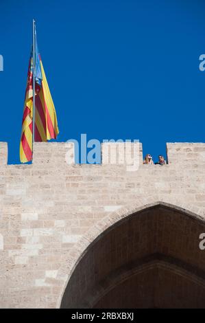 Flag, porta de Serrans, Plaza de Furs, Valencia, Spagna, Europa Foto Stock