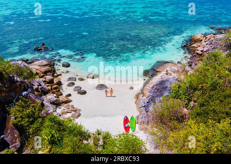Un paio di uomini e donne in visita KLA Island Koh Lipe Thailandia è una piccola isola sulla costa di Ko Lipe con una barriera corallina grande snorkeling luogo che si può raggiungere con un kayak Foto Stock