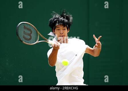 Yi Zhou in azione contro Henry Jefferson (non nella foto) il giorno nono dei Campionati di Wimbledon 2023 all'All England Lawn Tennis and Croquet Club di Wimbledon. Data foto: Martedì 11 luglio 2023. Foto Stock