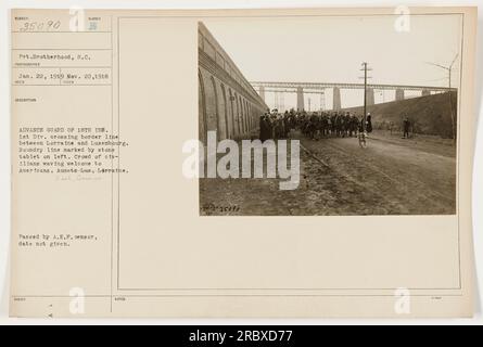 "Confraternita privata del reggimento della Carolina del Sud. Questa fotografia è stata scattata il 22 gennaio 1919, mostrando l'avanguardia della 18th Infantry, 1st Division, che attraversa la linea di confine tra Lorena e Lussemburgo. Il confine è contrassegnato da una tavoletta di pietra sulla sinistra. Una folla di civili può essere vista salutare un caloroso benvenuto ai soldati americani. La foto è passata dal censore A.E.F. ma la data esatta è sconosciuta." Foto Stock