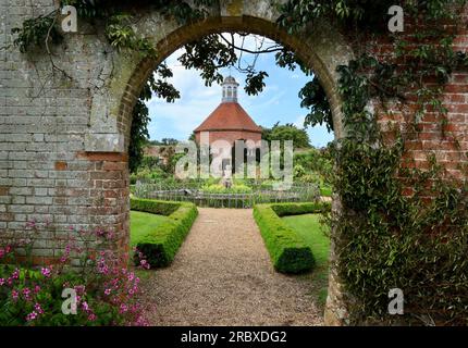 Il giardino murato e le colombe nella sala Felbrigg. Foto Stock