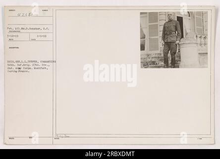 Didascalia: Pvt. WM.B.Gunshor del Service Corps si pone con Brig. Gen. L.L. Durfee, comandante della 54th Infantry Brigade, 27th Division, 2nd Army Corps. La foto è stata scattata a Montfort, Sarthe, in Francia, il 1 gennaio 1919. Foto Stock