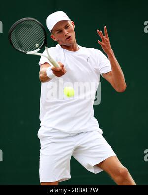 Henry Jefferson in azione contro Yi Zhou (non nella foto) il giorno nono dei campionati di Wimbledon 2023 all'All England Lawn Tennis and Croquet Club di Wimbledon. Data foto: Martedì 11 luglio 2023. Foto Stock