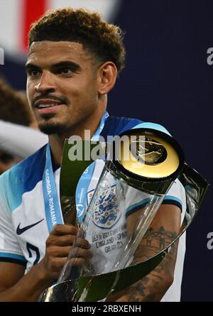 BATUMI, GEORGIA - 8 LUGLIO: Morgan Gibbs-White festeggia con il trofeo dopo aver vinto la finale del campionato europeo UEFA Under-21 in UEFA Foto Stock