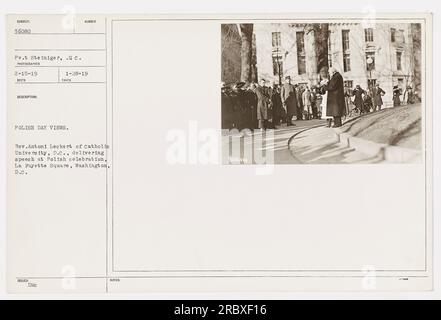 Il Rev. Antoni Leckert dell'Università Cattolica di Washington, D.C., ha tenuto un discorso in una celebrazione polacca a la Fayette Square. Questa fotografia è stata scattata da PV.t Steiniger e fa parte della collezione di attività militari americane durante la prima guerra mondiale. Foto Stock