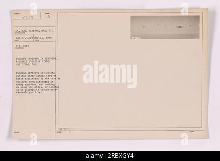 Allievi ufficiali in formazione al Rockwell Aviation Field di San Diego, California. Vengono visti simulare attacchi contro gli squadroni nemici, bombardare obiettivi nemici e praticare manovre evasive per evitare il fuoco antiaereo. Tenente E.N. Jackson del Signal Corps è il soggetto della foto. La foto è stata scattata da A. May il 27 maggio 1918 e il numero di identificazione della foto è 9853. Foto Stock