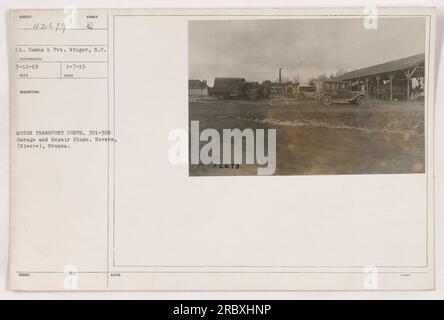 Tenente Downs e Pvt. Winger del Motor Transport Corps nel garage e nelle officine di riparazione a Nevers, Francia. La foto è stata scattata il 12 marzo 1919. A questa immagine viene assegnato il numero di identificazione 111-SC-42679 ed è stata pubblicata il 7 gennaio 1919. Foto Stock