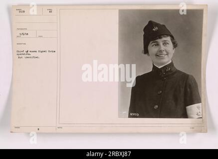 Questa immagine mostra il capo degli operatori Women Signal Corps durante la prima guerra mondiale. L'identità della donna nella foto non è fornita. La foto è stata scattata il 6 maggio 1918 e reca il simbolo "UA". Fa parte della collezione numerata 09139. Foto Stock