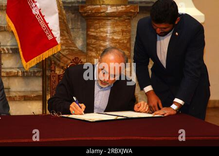 LA PAZ, BOLIVIA, 19 giugno 2012. Il ministro degli Esteri iraniano Ali Akbar Salehi firma accordi in una conferenza stampa dopo un incontro tra il presidente boliviano Evo Morales Ayma e il presidente iraniano Mahmoud Ahmadinejad nel Palazzo presidenziale di la Paz. Nel corso della riunione i presidenti hanno rivisto i precedenti accordi bilaterali, promesso di continuare a sviluppare relazioni politiche ed economiche e di cooperare nella lotta contro il traffico di droga. L'Iran sta già sostenendo e finanziando progetti industriali, sanitari e igienico-sanitari in Bolivia. Foto Stock