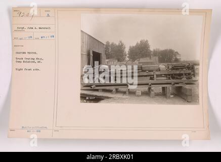 Soldati che stanno facendo il branco dei camion nel negozio di casse dei camion a Camp Holabird, Maryland. La foto è stata scattata dal sergente John A. Marshall il 4 maggio 1918. La didascalia fornisce il numero della descrizione, un riferimento alla posizione della fotografia e una nota sulla mancata pubblicazione. L'immagine mostra i soldati sul lato anteriore destro dei camion in gabbia. Foto Stock