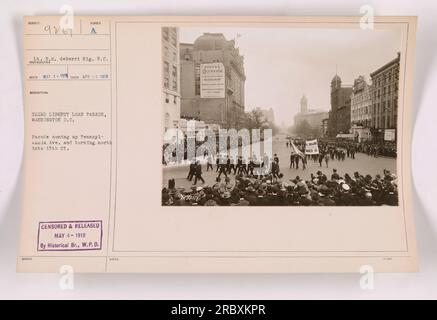 L'immagine mostra una parata durante il terzo prestito Liberty a Washington, D.C. La sfilata si vede in arrivo su Pennsylvania Ave. E svoltare a nord in 15th St La fotografia è stata scattata il 26 aprile 1918, ed è stata censurata e pubblicata il 4 maggio 1918, da The Historical Branch, W.P.D. Foto Stock