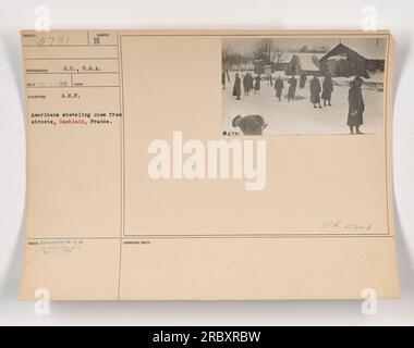 Un gruppo di Fifth Marines può essere visto scagliare la neve dalle strade di Damblain, in Francia. La foto, numerata 5791, è stata scattata da un fotografo degli Stati Uniti Army Signal Corps. È stato rilasciato alla Photo Division il 1 marzo 1918. Le note di laboratorio indicano che l'immagine è stata contrassegnata con 15946. Foto Stock