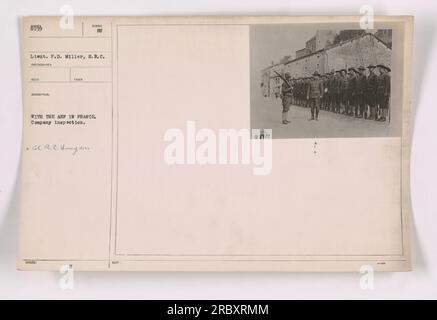 Soldati delle forze di spedizione americane (AEF) in Francia che partecipano a un'ispezione aziendale, secondo il tenente P.D. Miller. La fotografia, scattata dal fotografo della S.R.C. GL. R.C. Langdon, cattura la scena durante la prima guerra mondiale. Foto Stock