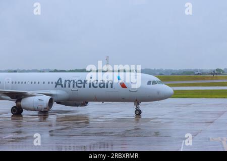 26 aprile Charlotte Airport NC USA American Airlines Aircraft è stato rinviato in pista in preparazione al volo Foto Stock