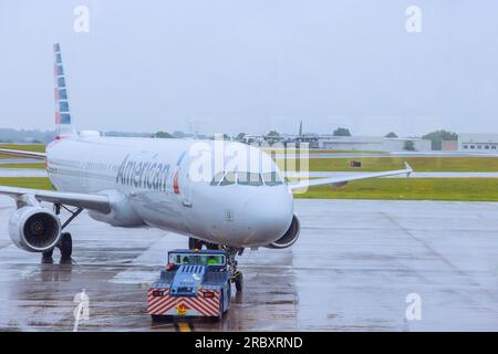 26 aprile Charlotte Airport NC USA Airplane di American Airlines Aircraft è stato rimandato in pista preparandosi al volo Foto Stock