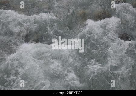 Flusso corrente di acqua pulita, vista dall'alto Foto Stock