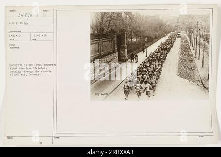 Didascalia: "I soldati della 18th Infantry First American Division riversano per le strade di Coblenz, Germania. Questa fotografia, scattata l'11 dicembre 1918, cattura un momento vivido delle attività militari americane durante la prima guerra mondiale. Documento d'identità con foto: 111-SC-34870." Foto Stock