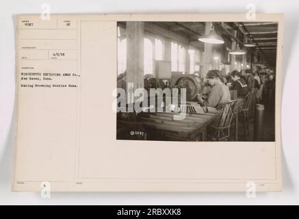 Operai alla Winchester Repeating Arms Co. A New Haven, Conn. Fabbricando cannoni Browning Machine durante la prima guerra mondiale. La fotografia, scattata da Reed e numerata 8587, mostra in dettaglio il processo di produzione. Questa immagine è stata pubblicata con il simbolo H il 6 aprile 1918. Foto Stock