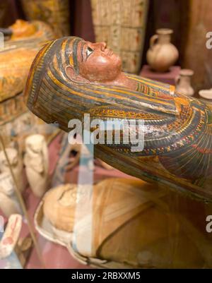 Stoccolma, Svezia - 11 giugno 2023: Mummie egiziane e sarcofago a Medelhavsmuseet. Foto Stock