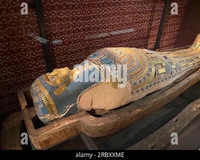 Stoccolma, Svezia - 11 giugno 2023: Mummie egiziane e sarcofago a Medelhavsmuseet. Foto Stock