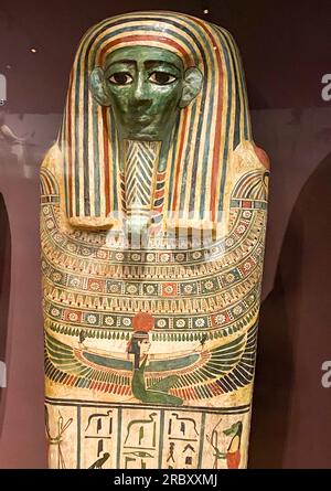 Stoccolma, Svezia - 11 giugno 2023: Mummie egiziane e sarcofago a Medelhavsmuseet. Foto Stock