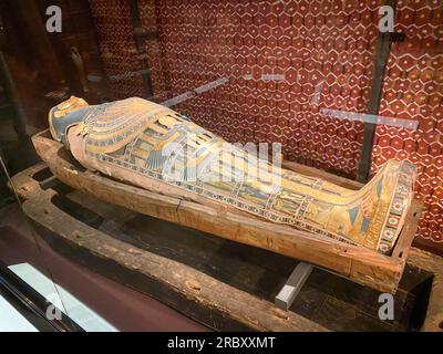 Stoccolma, Svezia - 11 giugno 2023: Mummie egiziane e sarcofago a Medelhavsmuseet. Foto Stock