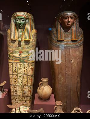 Stoccolma, Svezia - 11 giugno 2023: Mummie egiziane e sarcofago a Medelhavsmuseet. Foto Stock