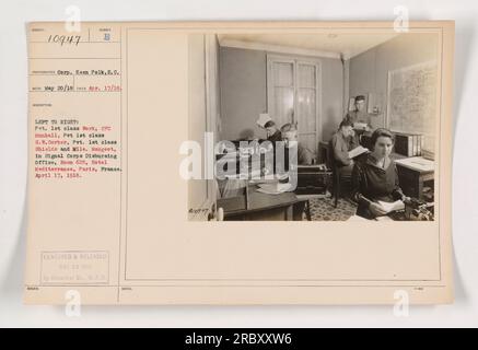 Pvt. Lavoro di prima classe, CFC Munhall, Pvt 1a classe G.W.Corber, Pvt. 1a classe Shields e Mlle. Mongeot nell'ufficio di smistamento dei corpi di segnale, stanza 625, Hotel Mediterranee, Parigi, Francia. La foto è stata scattata il 17 aprile 1918 dalla Corp Keen Polk, S.C.. È stato censurato e pubblicato il 23 maggio 1918 da The Historical BR., W.P.D. Foto Stock