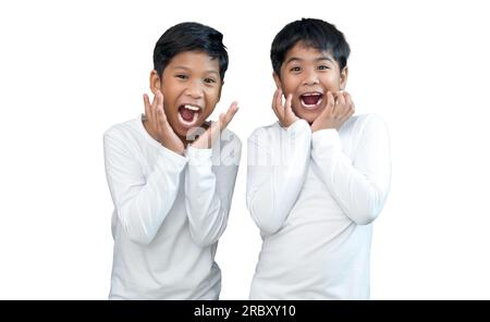 I fratelli che indossano T-shirt bianche a maniche lunghe sorridono e mostrano gioia insieme. Foto Stock