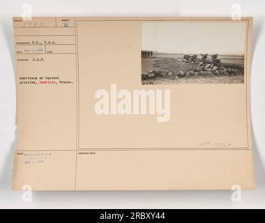 I Fifth Marines si impegnano nella pratica della baionetta a Damblain, in Francia durante la prima guerra mondiale Questa fotografia, scattata da un fotografo americano, mostra i soldati americani affinare le loro abilità con la baionetta. L'immagine, identificata come 111-SC-5782, è stata rilasciata il 1° marzo 1918 e ha il numero A.E.P., H. reca le note di laboratorio "5782 ART-15920". Foto Stock