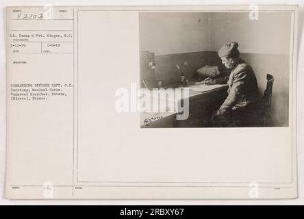 Questa fotografia mostra il tenente Downs e Pvt. Winger del Signal Corps all'ospedale venereale di Nevers, Francia durante la prima guerra mondiale. Sono accompagnati dal loro ufficiale comandante, capitano G.C. Doreting, che è un membro del corpo medico. La foto è stata scattata il 12 marzo 1919. Foto Stock