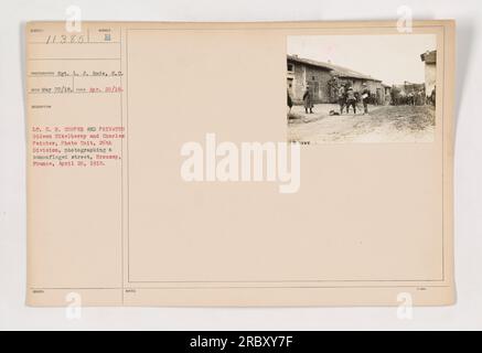 Tenente E.H. Cooper e Privates Gideon Eikelberry e Charles Painter, membri della Photo Unit della 26th Division, furono catturati in questa fotografia mentre documentavano una strada mimetica a Broussy, in Francia, il 20 aprile 1918. Questa immagine è stata scattata dal sergente L. J. Rode, S.C. È copyright 11345. Foto Stock