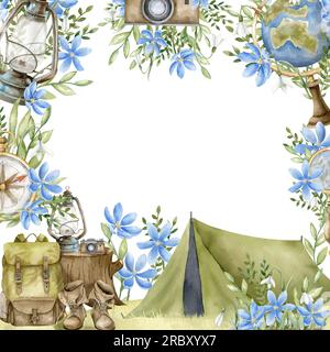 Telaio quadrato con attrezzatura da campeggio. Illustrazione ad acquerello disegnata a mano di strumenti d'epoca per viaggi e avventure su sfondo bianco isolato. Confine con piante forestali e fiori per il viaggio. Foto Stock