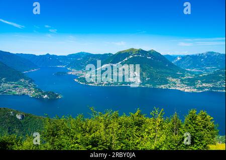 Lago di Como, fotografato dal Monte San Defendente, a Esino Lario, mostrando Bellagio, Punta Balbianello e le montagne del lago, in una giornata estiva Foto Stock