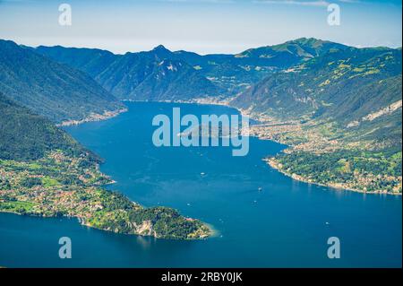 Lago di Como, fotografato dal Monte San Defendente, a Esino Lario, mostrando Bellagio, Punta Balbianello e le montagne del lago, in una giornata estiva Foto Stock