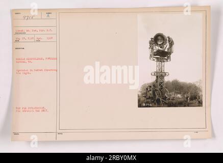 Il tenente William Fox, in servizio nel Signal Reserve Corps, gestisce un proiettore mobile a Fortress Monroe in Virginia. La foto, scattata nell'aprile 1918, mostra il tenente Fox dirigere la luce dalla torretta. L'immagine, identificata con il numero 111-SC-9715, non era destinata al rilascio pubblico ed era contrassegnata con "solo per uso ufficiale". Foto Stock