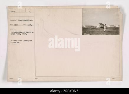 Addestrare cadetti di aviazione a Kelly Field in Texas. Cadet completa con successo il suo primo atterraggio con precisione. Questa fotografia, scattata nel 1918, mostra le attività di addestramento per i cadetti dell'aviazione durante la prima guerra mondiale. Fotografo LT. Kingsmore catturò questo momento significativo del loro addestramento. Foto Stock