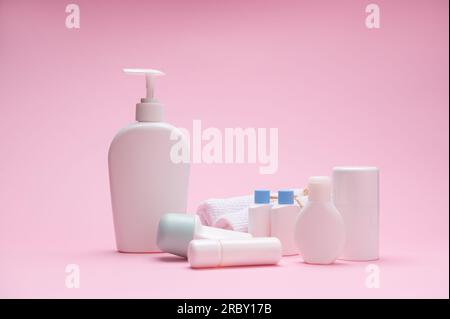 Composizione STILL Life con set di flaconi mockup per test bianchi con lozione corpo, idratante, siero, olio anti-invecchiamento facciale e crema, isolati sul colore Foto Stock